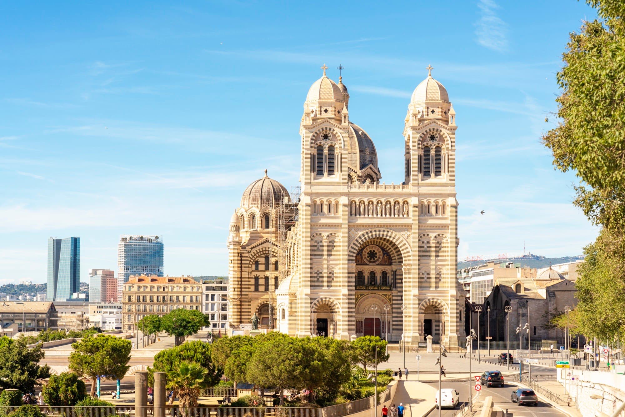 Édifice monumental au cœur d'une ville, symbole institutionnel