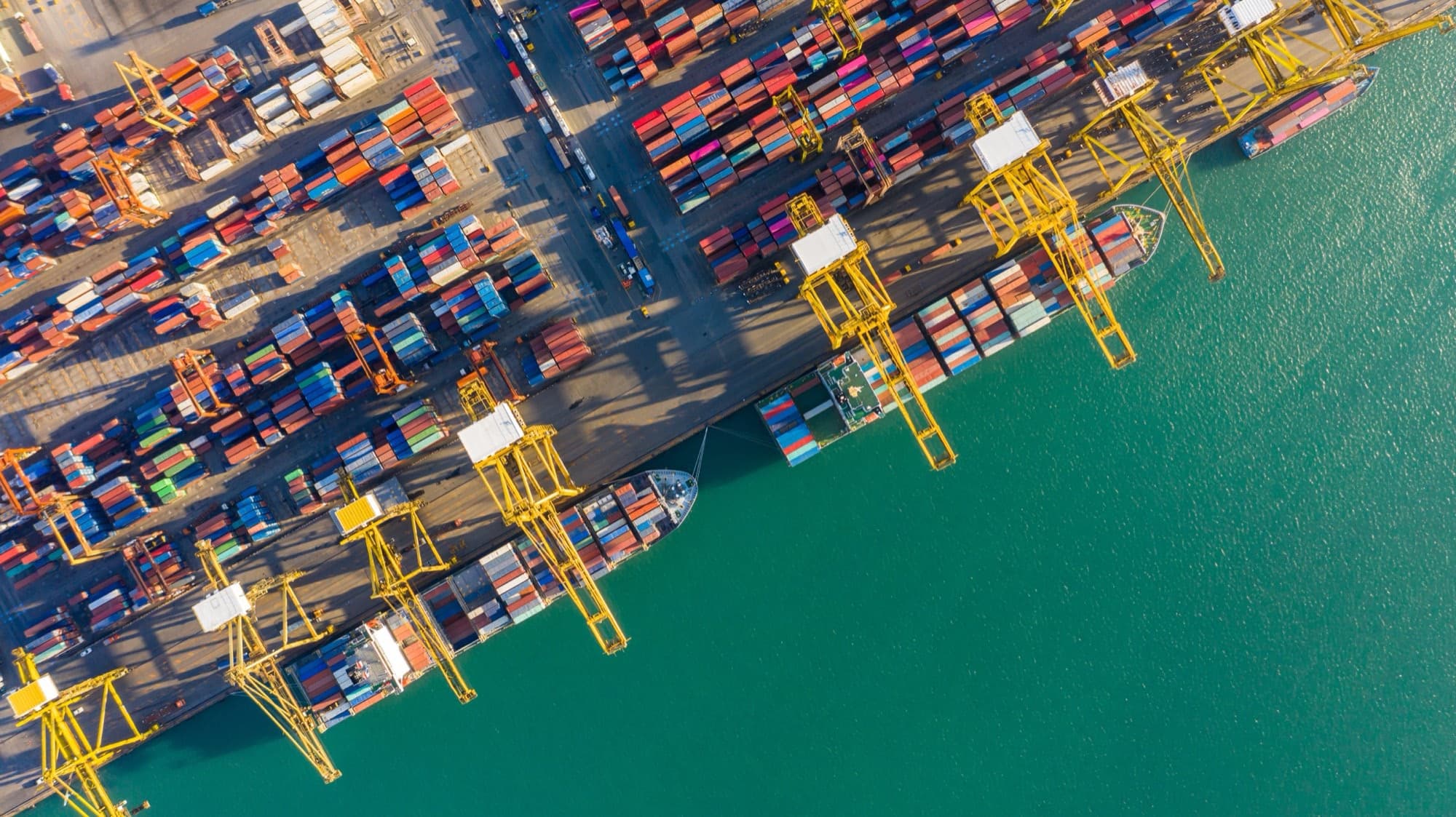 Port industriel international, échanges mondiaux et chaîne d'approvisionnement