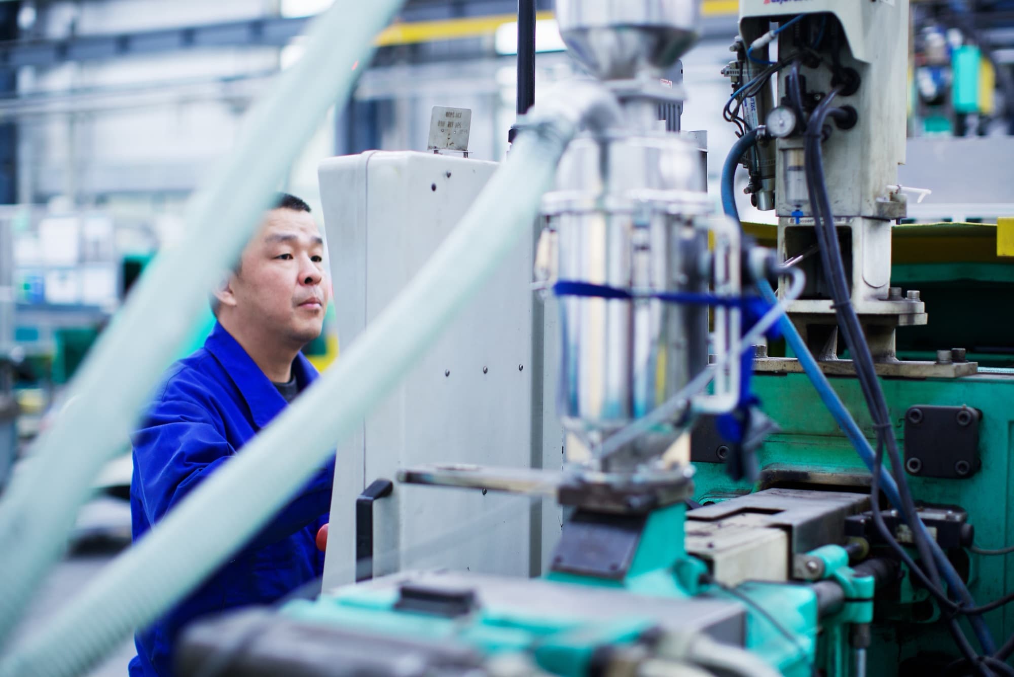 Opérateur au travail sur une ligne de production de petites pièces