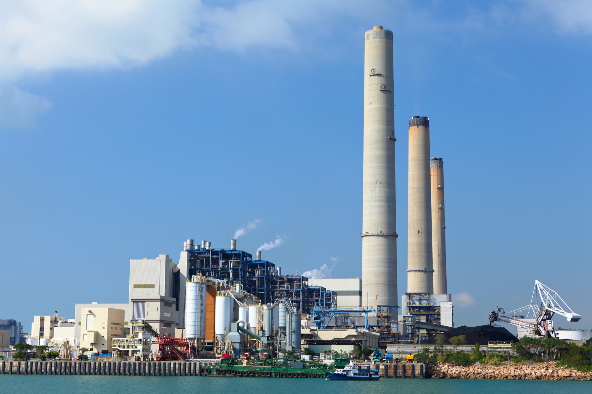 Centrale électrique en bord de mer, infrastructure de la chaîne amont